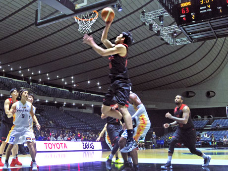 両チーム最多となる23得点を挙げた田中大貴選手（中央）