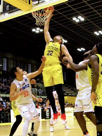 長身を生かしてインサイドで貢献したチャド・ポスチュマス選手（中央）