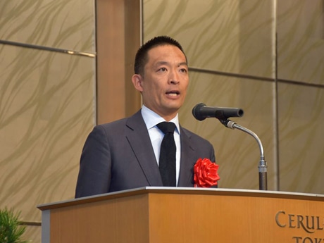 祝辞の中で「渋谷ハチ公八本締め」を披露する長谷部健渋谷区長