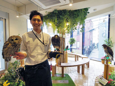 「（猛禽類の）魅力を伝えたい」と話す深澤大輝店長