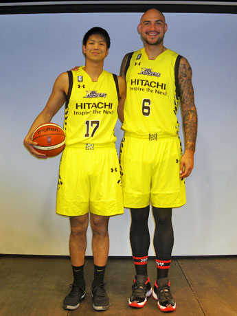 （左から）筑波大・杉浦佑成選手（195センチ）と元NBAロバート・サクレ選手（213センチ）