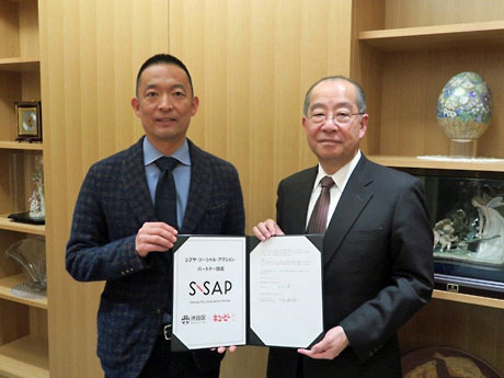 （左から）長谷川健渋谷区長とキユーピー三宅峰三郎社長