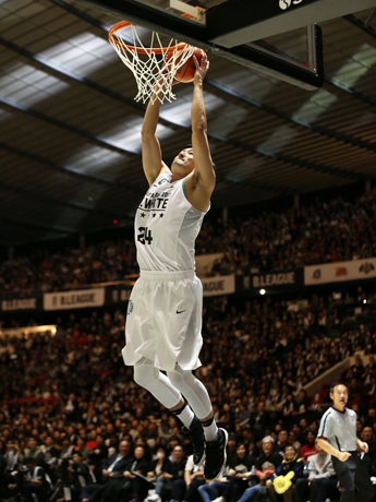 前日の会見で宣言したダンクシュートを決めたアルバルク東京・田中大貴選手