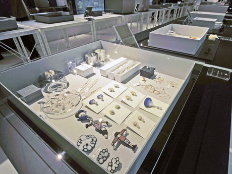 各都道府県1社・組のアクセサリーを段ボールに入れて紹介する