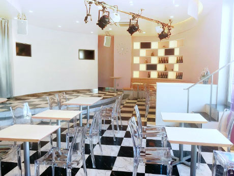 ステージや飲食スペースをも備える店内