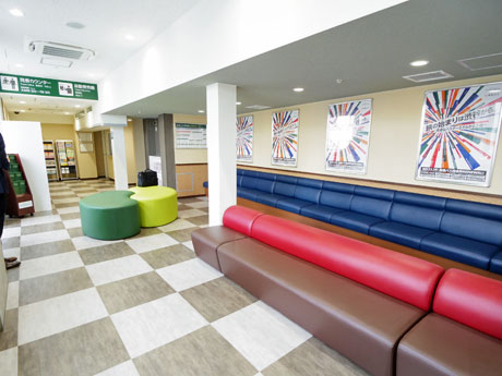 従来の約3倍の広さに増床した待合所内