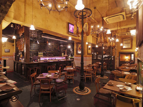 地階ながら明るく開放的な店内