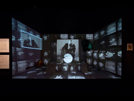 回顧展の様子を収めた「デヴィッド・ボウイ・イズ」より&copy;Victoria and Albert Museum, London