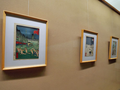 大名行列の真似事をするキツネたち（左）やダルマ形の雪だるま（中央）などが描かれた作品