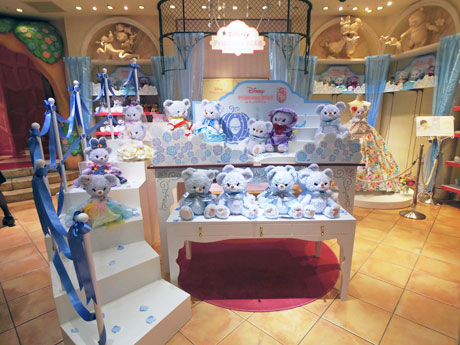 シンデレラに登場する城の階段をイメージした什器などを配置する店内