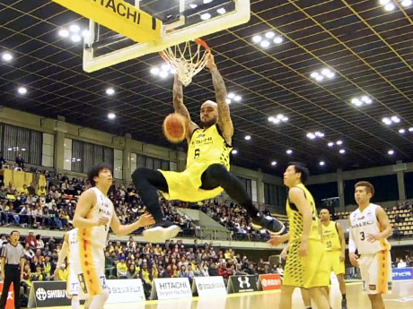 第3Qでリングを大きく揺らす豪快なダンクを決めたロバート・サクレ選手