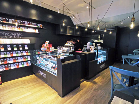 落ち着いた雰囲気に仕上げたという店内