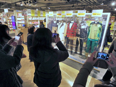 SMAPファンでにぎわう衣装展示コーナー