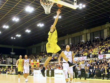 最終Qで1点差に詰め寄るレイアップシュートを決めたベンドラメ礼生選手（中央）