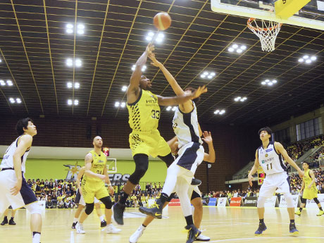 再延長にもつれ込む激戦を繰り広げたSR渋谷と栃木。アイラ・ブラウン選手（中央左）は23得点を挙げる活躍を見せた