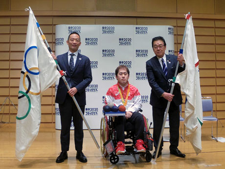 「フラッグ歓迎セレモニー」に出席した（左から）長谷部健渋谷区長、リオ・パラ「ボッチャ」団体戦銀メダリスト廣瀬隆喜選手、渋谷区議会・木村正義議長