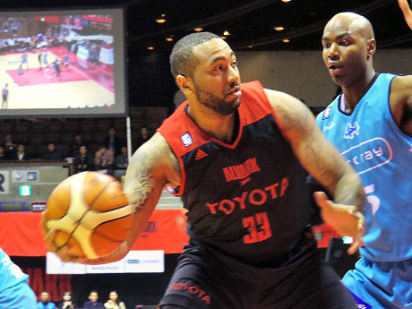 26試合で447得点を挙げるなどしていたトロイ・ギレンウォーター選手（手前）