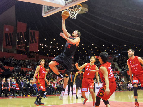 攻守で活躍したザック・バランスキー選手（中央）