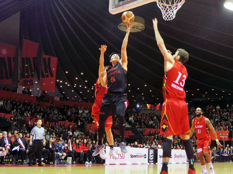 第2Qで3連続得点を決めた田中大貴選手（中央）