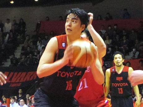 ゴール下で存在感を見せる竹内譲次選手（中央）