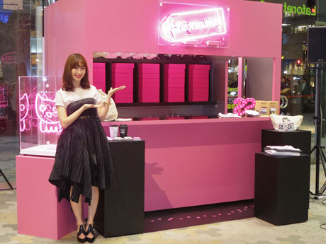 オープン前日に来店した小嶋陽菜さん