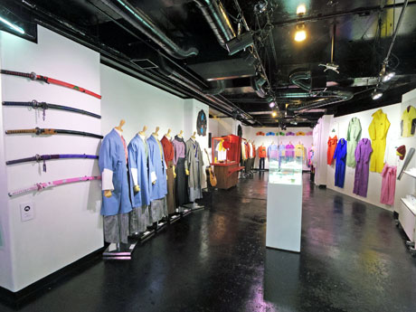 さまざまな衣装が並ぶ場内