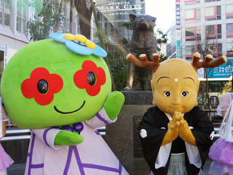 ハチ公像前で記念撮影をした（左から）渋谷区のPRキャラ「あいりっすん」と奈良のマスコット「せんとくん」
