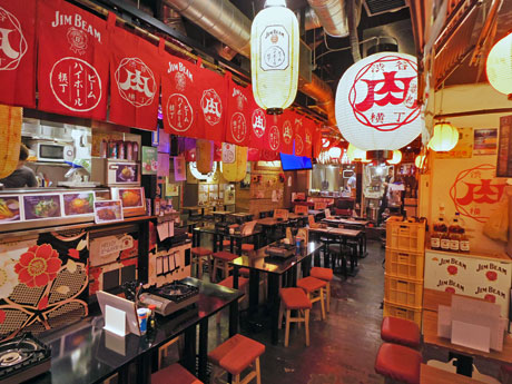 「渋谷ビームハイボール横丁」のちょうちんやのれんで装飾する店内