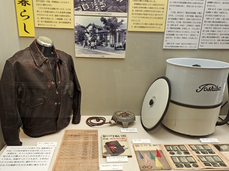 「進駐軍払い下げの革ジャン」「ジュラルミン製の電熱器」など展示の様子
