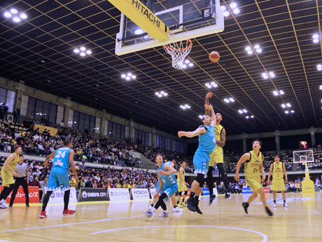 攻めるサンロッカーズ渋谷（黄色のユニホーム）