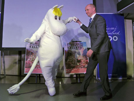 （左から）小守麻衣さんが演じる「スノークのおじょうさん」とユッカ・シウコサーリ中日フィンランド大使