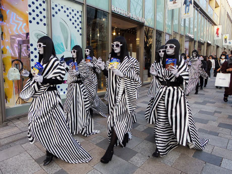 表参道に登場した「モードな」女性たち