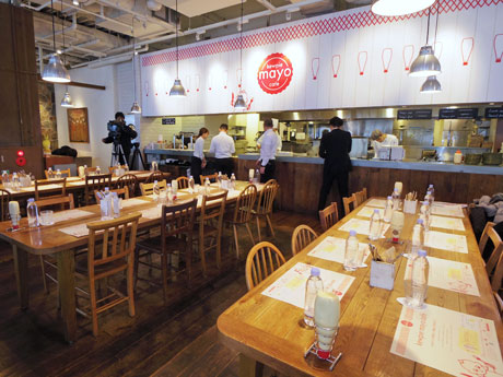 白と赤を使って装飾する店内