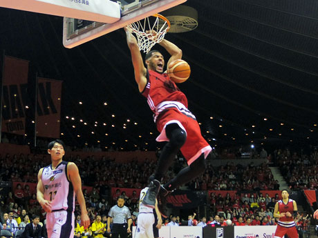 ホームアリーナデビュー戦でダンク2本、3P2本、ブロックショット2本を決めたジェフ・エアーズ選手