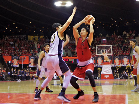 マッチアップする場面も見られた竹内譲次選手（写真右）と公輔選手兄弟