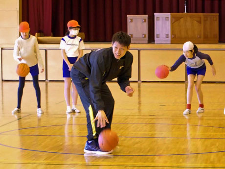ドリブルやシュートなどのコツを教えた藤高宗一郎選手（中央）