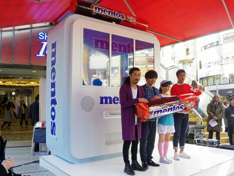 自動販売機を思わせる巨大マシンが登場