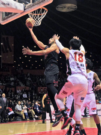 24得点を挙げる活躍を見せたジェフ・エアーズ選手（写真中央）