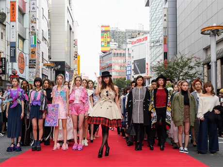 西内まりやさんが登場した前回のファッションショーの様子