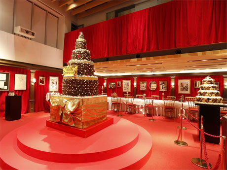 中世ヨーロッパの宮殿での晩餐会をイメージした場内