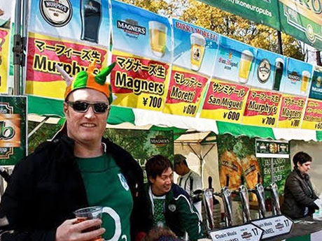 会場には飲食や物販など40近くのブースが並ぶ（写真は昨年の様子）