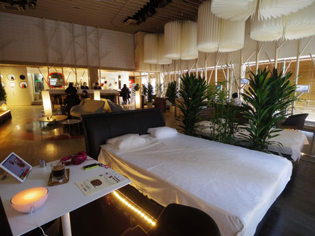 照明を落とした店内にベッドを置く