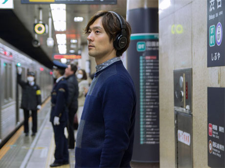 ヘッドホンをして駅構内を歩くことで作品を聞くことができる（体験イメージ）