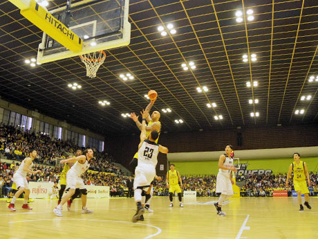 しのぎを削ったサンロッカーズ渋谷（黄のユニホーム）とアルバルク東京（白のユニホーム）