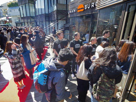 来店客でにぎわうオープン直後の店頭