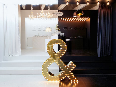 「クッキー＆クリーム」を想起させる白と黒を基調にした場内