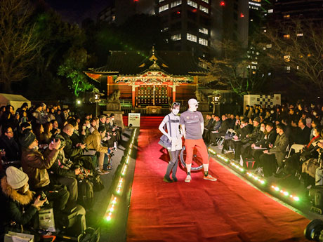 金王八幡宮の参道にレッドカーペットを敷きランウエーを作った