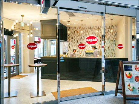 ガラス張りの店舗外観