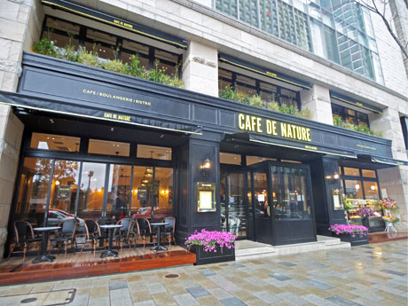 青山通りに面した店舗外観