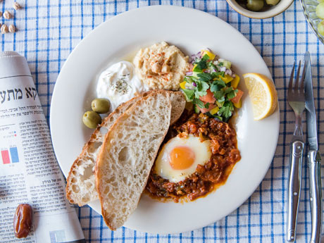 フムスやシャクシュカなどをパンにつけて食べるプレート（1,620円）